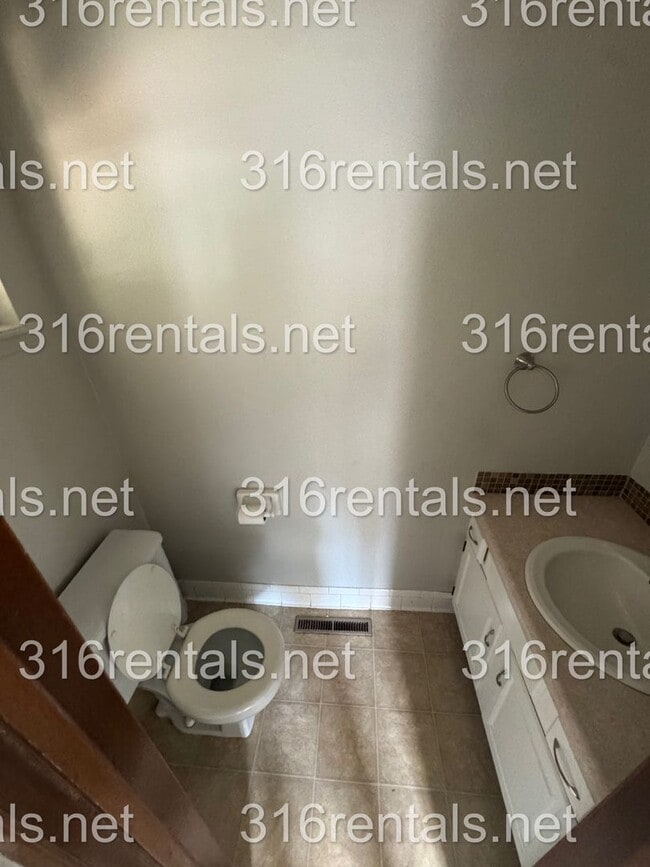 Building Photo - $850- 2 bed 1 bath - Townhomes