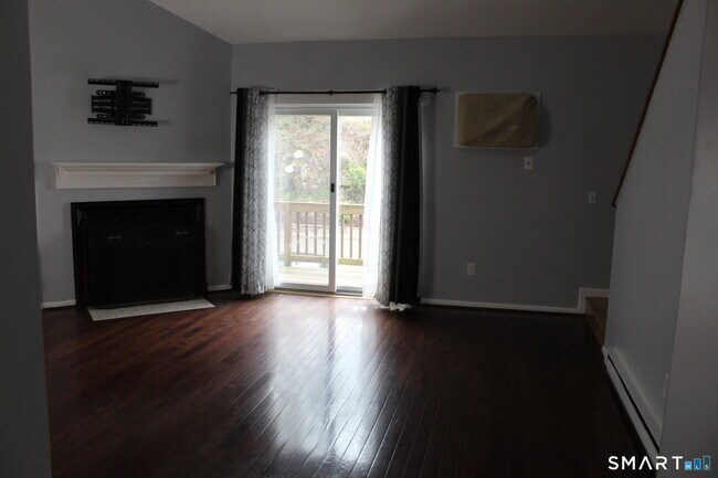 Building Photo - 8 Rose Ln