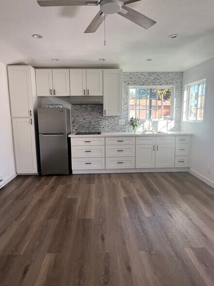 Kitchen with great light - 327 W D St