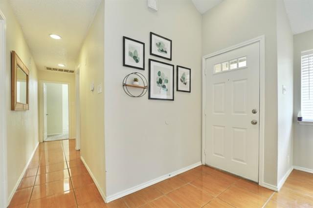 Building Photo - 9727 Pinehurst Ln