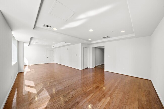 Building Photo - 914 Main St