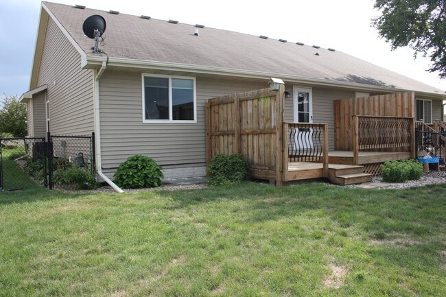 Building Photo - 738 NE Spring St