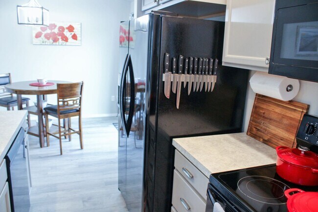 Building Photo - Executive Rental!
