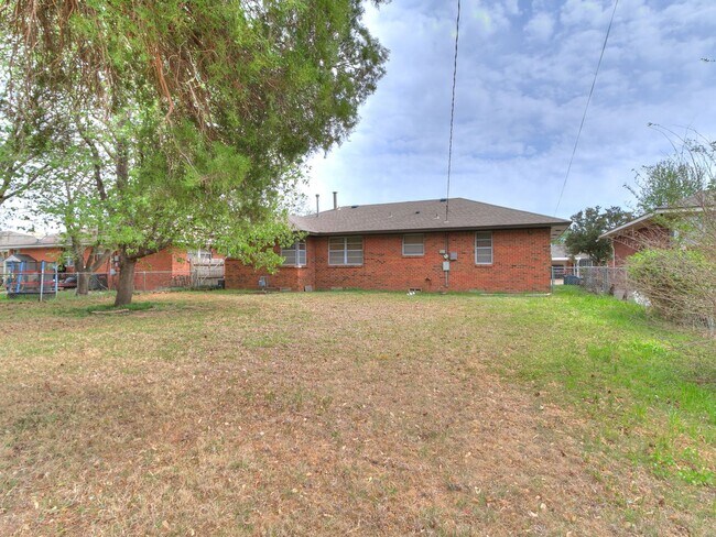 Building Photo - 721 E Bouse Dr