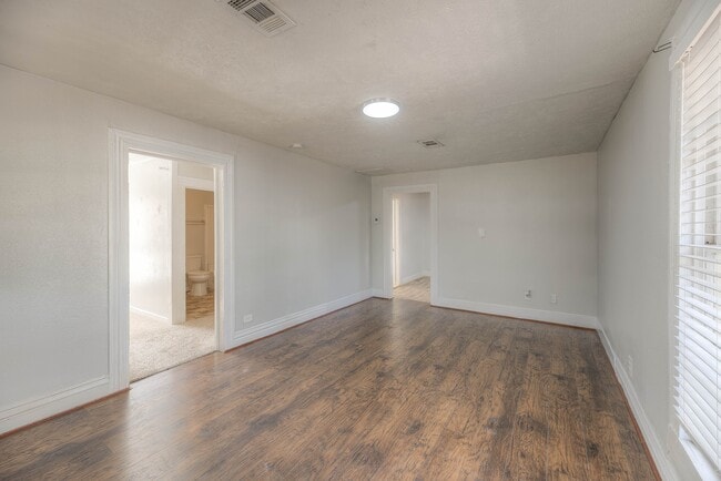 Building Photo - 204 S Pitzer St