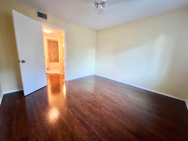 Building Photo - 1100 Crestwood Ct S