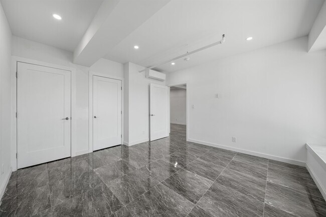 Building Photo - 256 Old River Rd