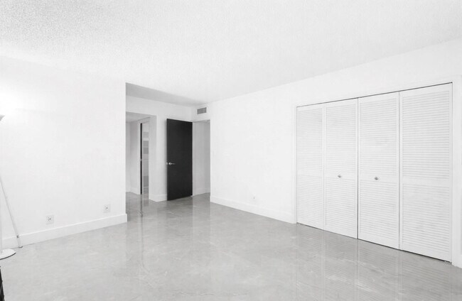 Building Photo - 500 Oaks Ln