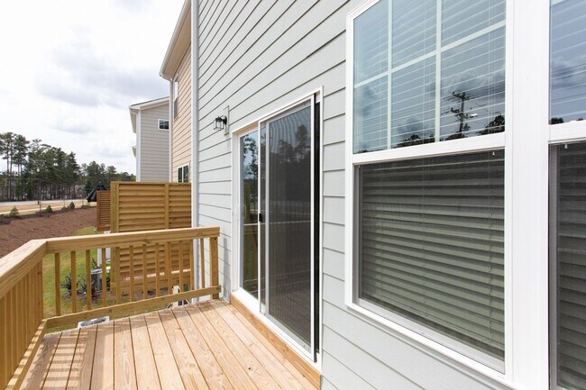 Building Photo - Gorgeous Townhome With Loads of Amenities in Ellis Crossing!