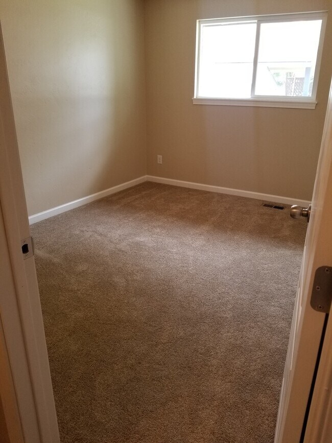 Building Photo - Spacious & Updated 3-Bed, 2-Bath Duplex in...