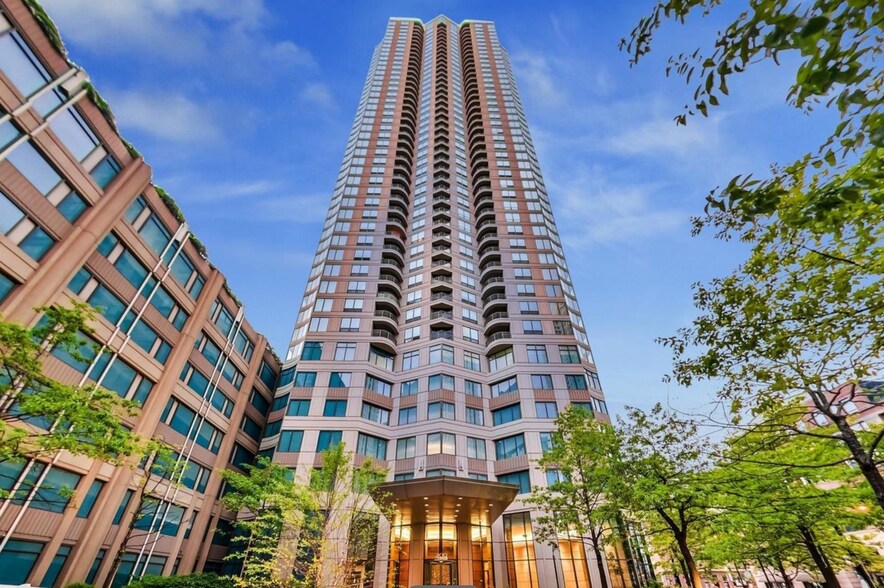 Prestigious Building - 400 N La Salle Dr