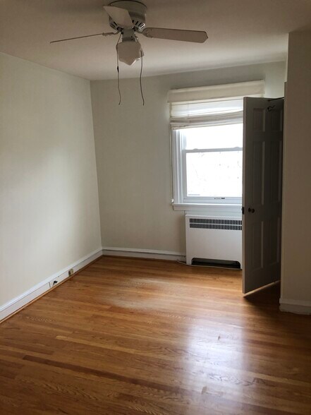 Building Photo - 246 Stoneway Ln