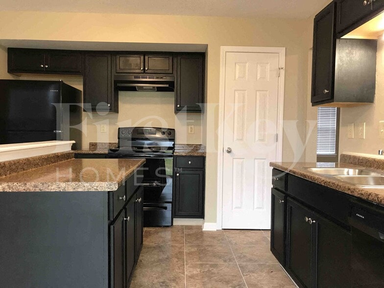 Building Photo - 5851 Tybalt Ln