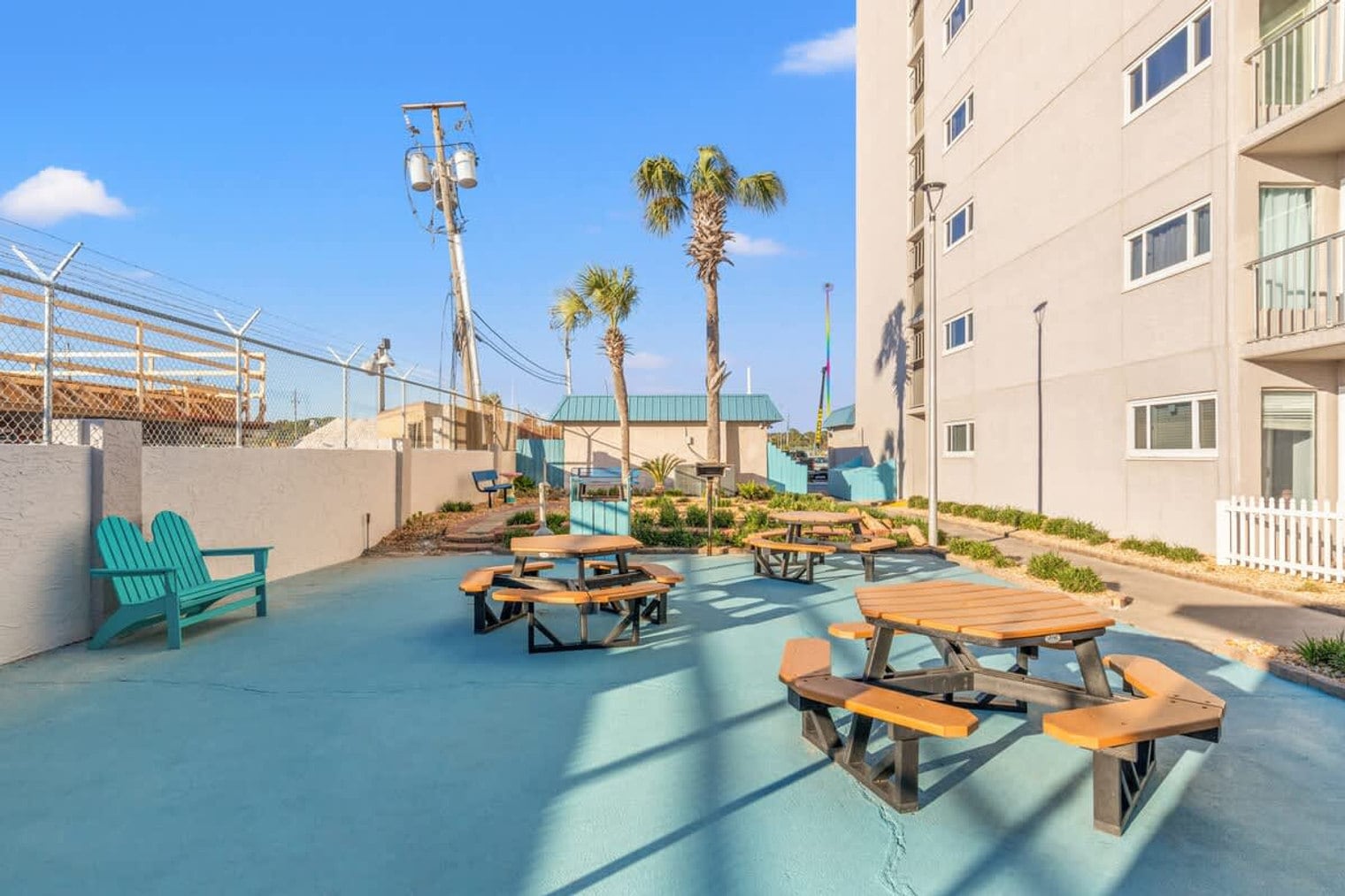 Building Photo - 8743 Thomas Dr