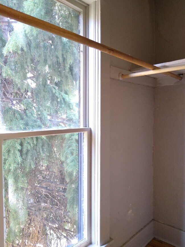 Building Photo - Top Floor 1 Bedroom in Historic Capitol Hill