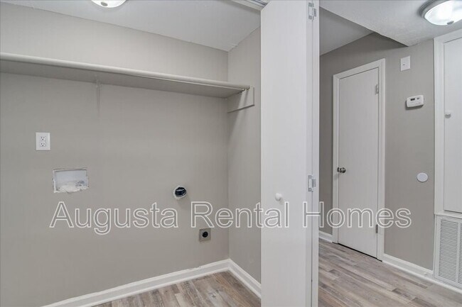 Building Photo - 170 Conifer Dr