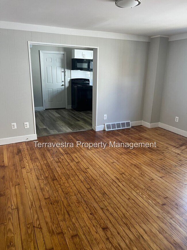 Building Photo - 4 Bedroom, 2 Bathroom Fully Renovated CO i...