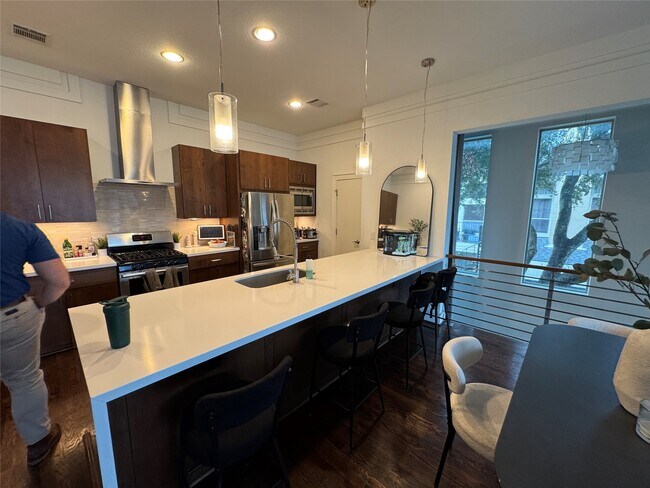 Building Photo - 5707 Schuler St