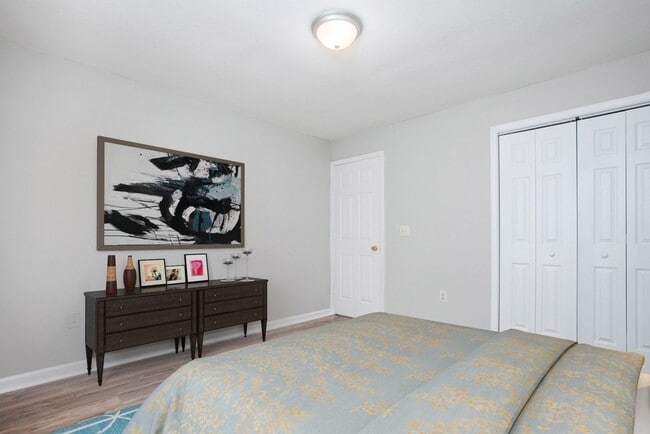 Building Photo - Beautifully Renovated 3-Bedroom Townhome a...