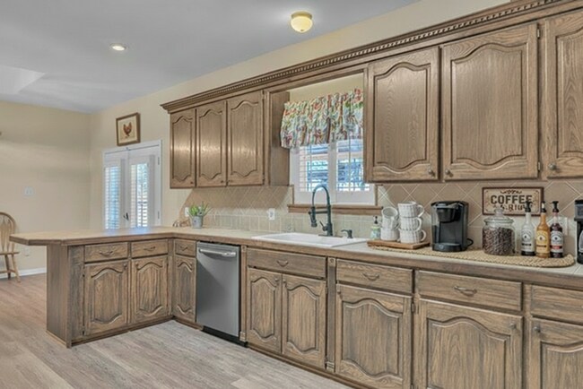 Building Photo - 4/2 on 2 acreas  Longview ISD