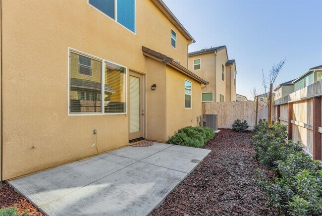 Building Photo - Beautiful Newer 3 Bedroom Patio Home in Desirable Loma Vista Community!