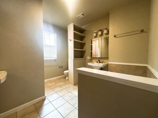 Building Photo - 5 Bed/ 3 Bath