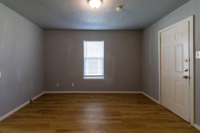 Building Photo - 118 W Avenue A