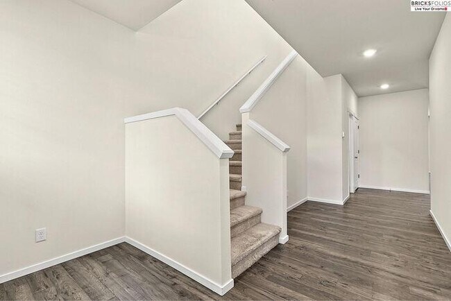 Building Photo - Puyallup Gem: Comfort and Style Combined!