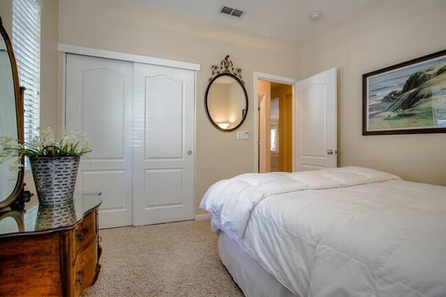 Building Photo - Immaculate Modern Townhouse in Sought-Afte...