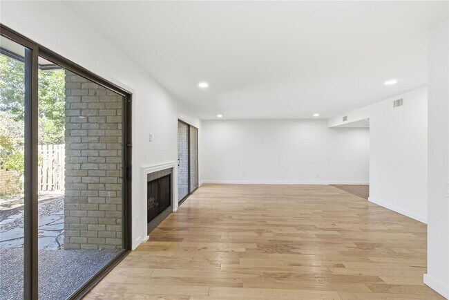 Building Photo - 48 Woodstone Square