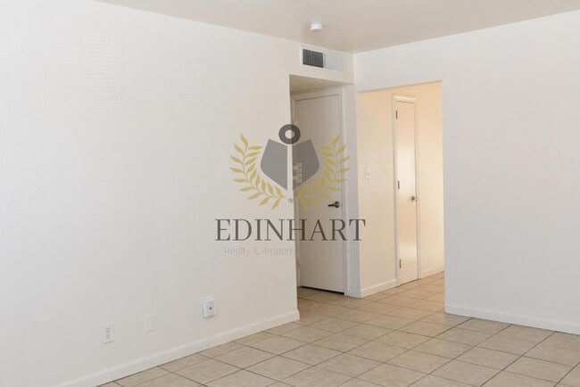 Building Photo - 2303 S Poppy Ave