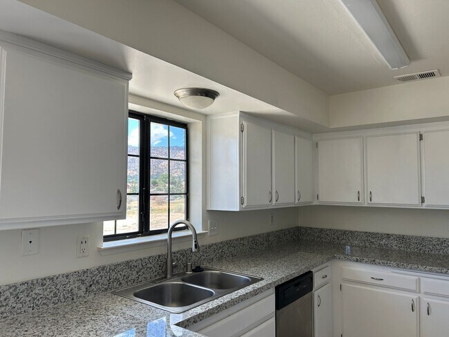 Building Photo - RENNOVATED 4 BED HOME