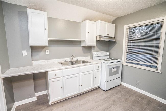 Building Photo - 2315 W Rio Vista Ave