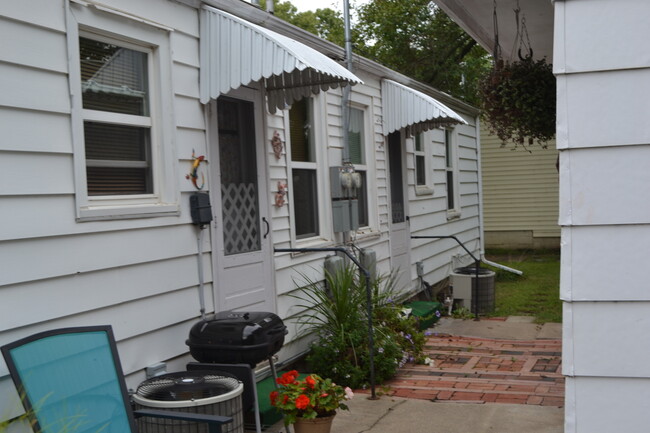 Building Photo - Garfield/6th Duplex