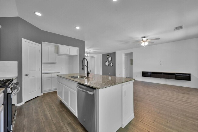 Building Photo - 16034 Dehay Ln