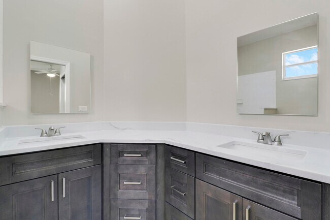 Building Photo - 726 SW Aruba Bay