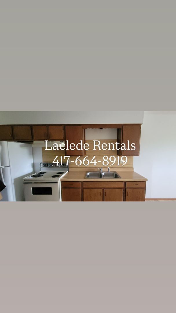 Building Photo - 2 bed 1 bath apt for rent