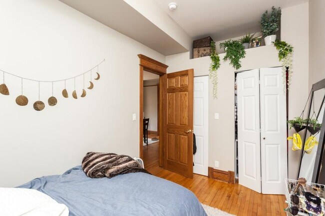 Building Photo - 3 bedroom in Chicago IL 60657