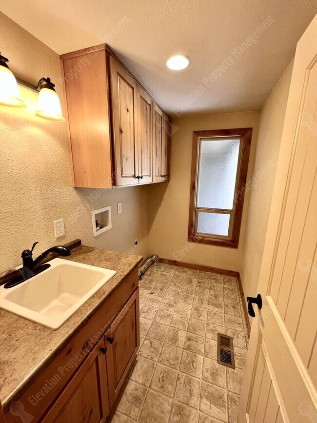 Building Photo - Inviting single-level home in forested SW Bend neighborhood