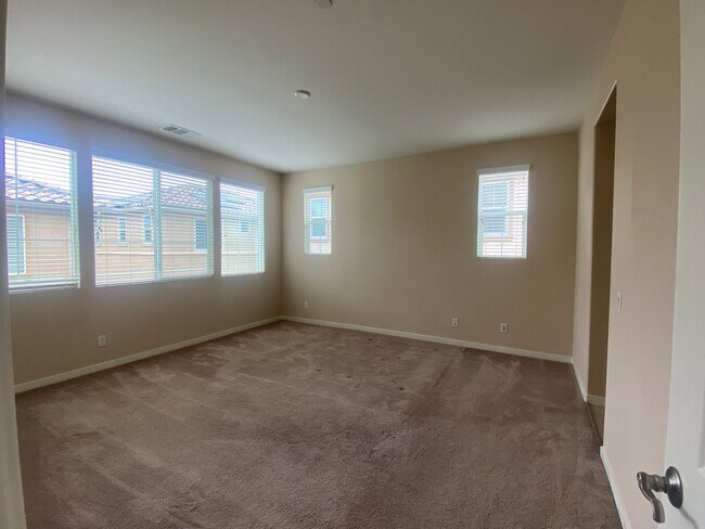 Building Photo - 4 Bedroom Town Home in Willow Heights Diam...