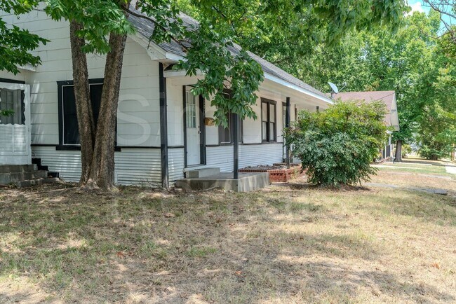 Building Photo - 1410 Sycamore St