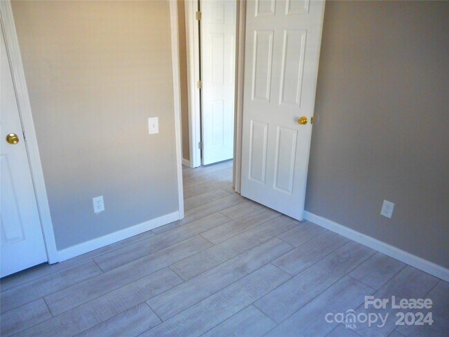 Building Photo - 3152 Mannington Dr