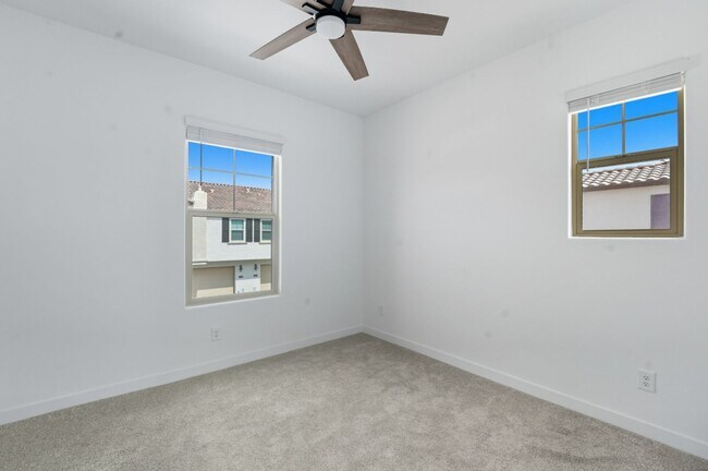 Building Photo - Like Brand New Luxurious Modern 3 Bedroom 2 Bath Townhome in Warner Meadow – Rare Rental Opportun...