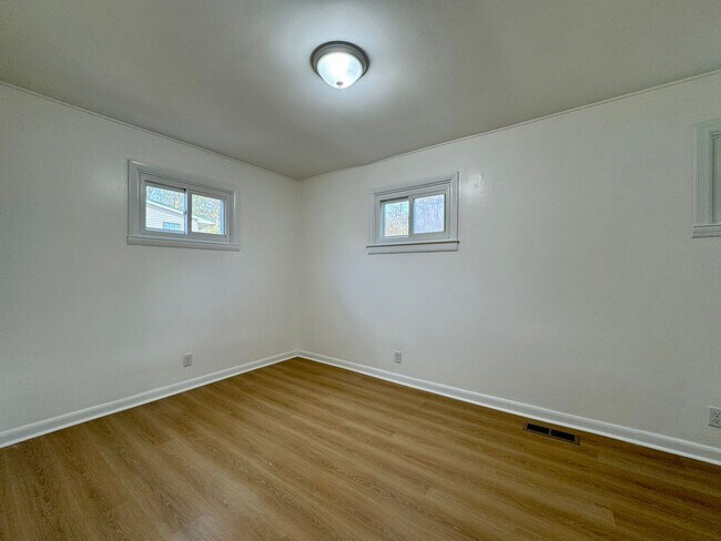 Building Photo - 32 Opal Rd