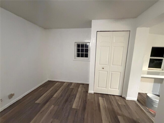 Building Photo - 410 W Howry Ave