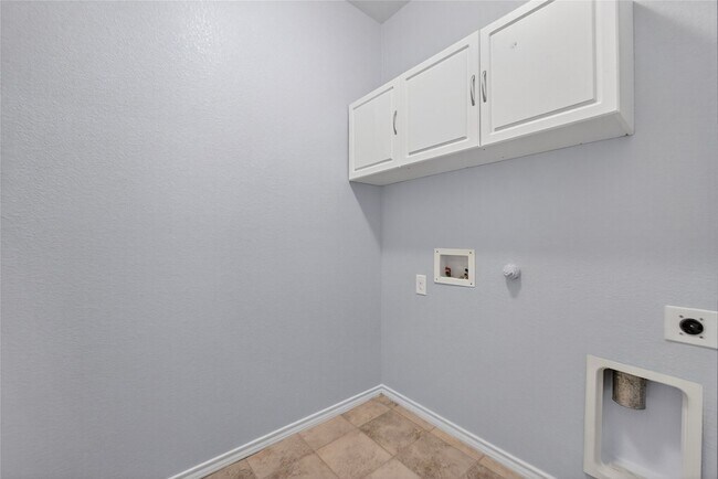 Building Photo - 1928 Velarde Rd