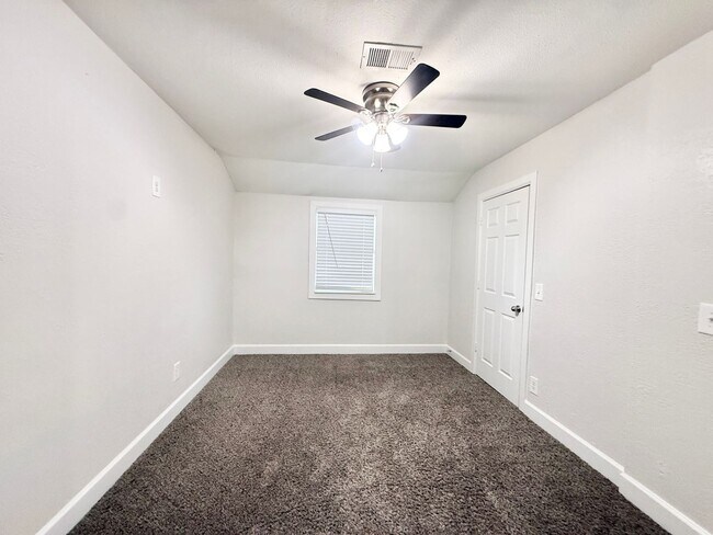 Building Photo - Stunning & Spacious 4/2 Home in Lake Jackson!