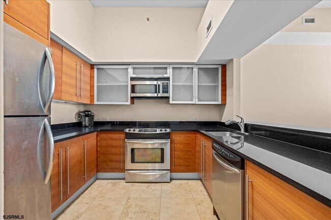 Building Photo - 526 Pacific Ave