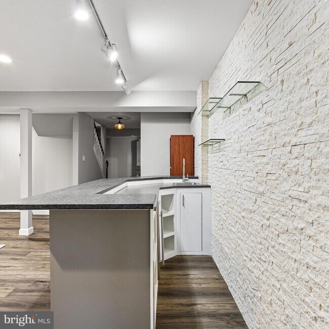 Building Photo - 3704 Oak Hill Way