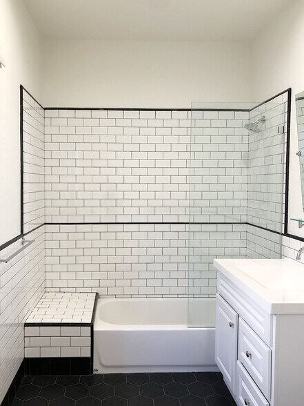 Building Photo - 922 N La Jolla Ave